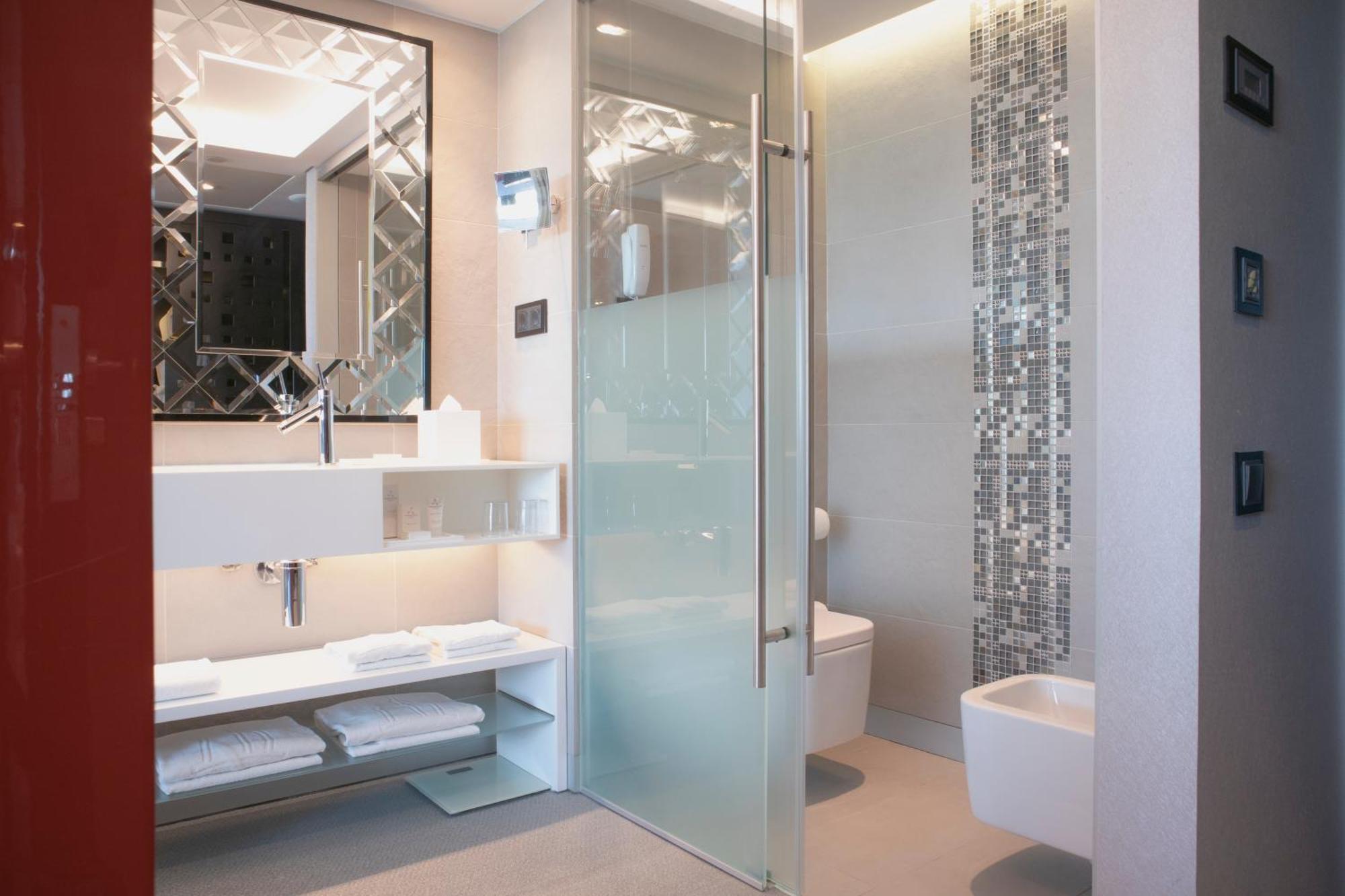 Myriad By Sana Hotels Lisbon Room photo A modern bathroom