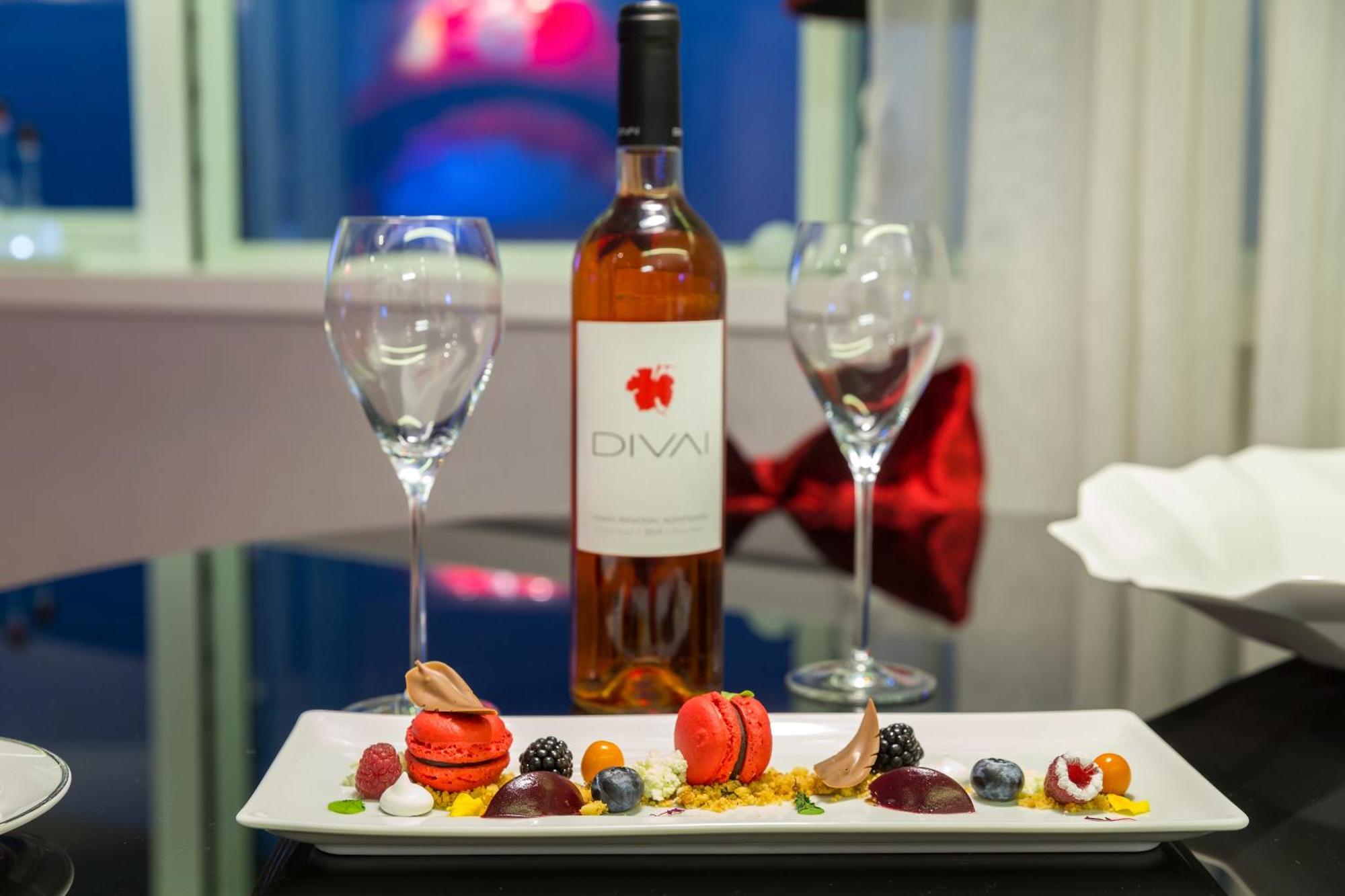 Myriad By Sana Hotels Lisbon Room photo A bottle of Diva wine